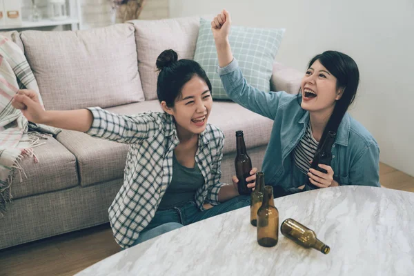 Amigos viendo fútbol en la televisión celebrando la victoria — Foto de Stock