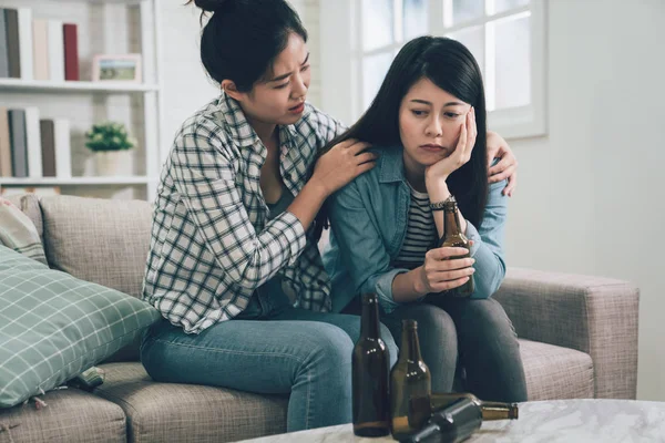 Грустная женщина пьет алкоголь дома — стоковое фото
