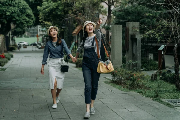 Путешественницы, идущие по старой городской улице — стоковое фото