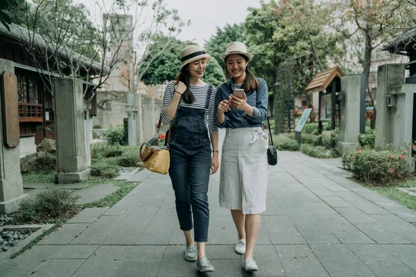 Viaggiatori a piedi in strada dal negozio locale giapponese — Foto Stock