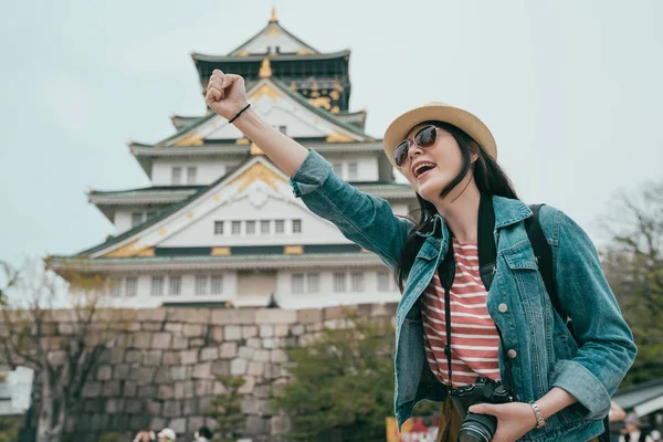 Fiducioso asiatico donna turista alzando il pugno — Foto Stock