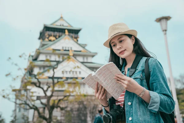 Asian woman tourist happy reading guide — Stock Photo, Image
