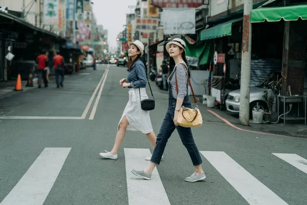 Friends crossing street together outdoor sunny — Stock Photo, Image