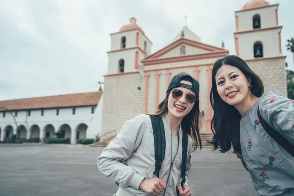 Vriend neem selfie met oude missie Santa Barbara — Stockfoto