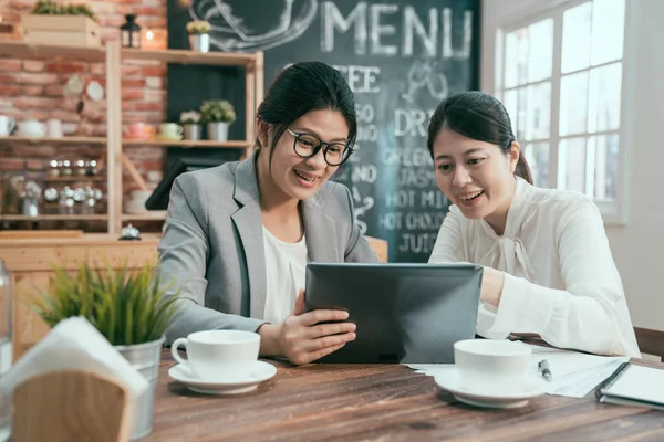 Verzamelde mensen bespreken interessant idee in café — Stockfoto