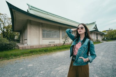 güvenli kadın gezgin Cep eller koyarak 