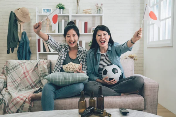 Fútbol mujeres fans emocionalmente viendo fútbol — Foto de Stock