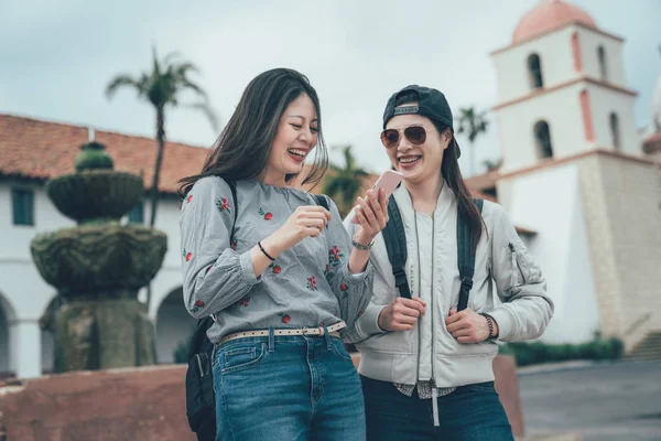 Viaggiatore divertirsi fuori Old Mission Santa Barbara — Foto Stock