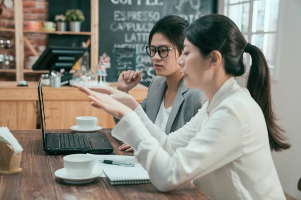 Dois asiático mulher colegas de trabalho no café — Fotografia de Stock