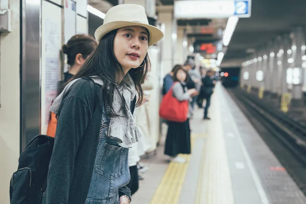 Fiatal ázsiai nő várja a vonat a platform — Stock Fotó