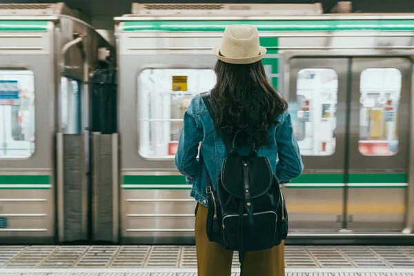 Hátizsákos állni a platform vár metró vonat — Stock Fotó