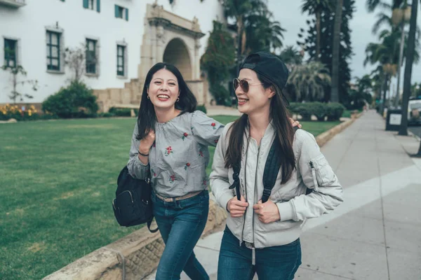 Vrouwen die plezier buitenshuis op loopbrug lachen — Stockfoto