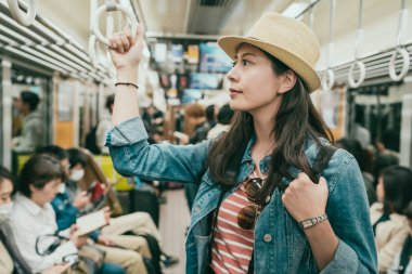 Gezgin el tutarak metroda ayakta kolu