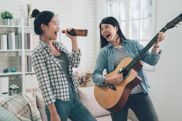 Asiático hembra amigos jugando karaoke en casa — Foto de Stock