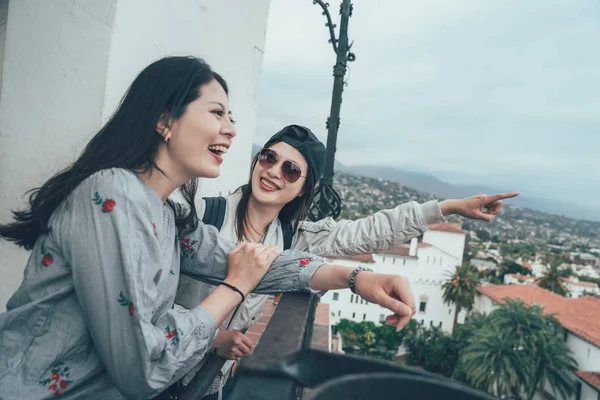 Meisjes reizigers sightseeing uitzicht vanaf gerechtsgebouw — Stockfoto