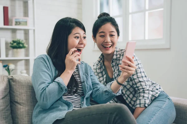 Mujeres con la cara impactada mirando el teléfono celular — Foto de Stock