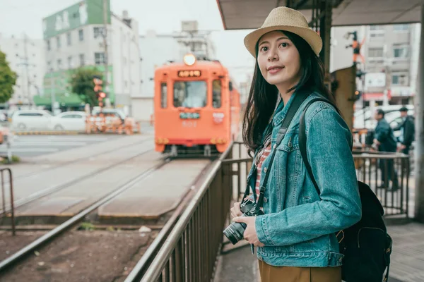 Toeristische camera Foto's nemen van de trein lopen — Stockfoto