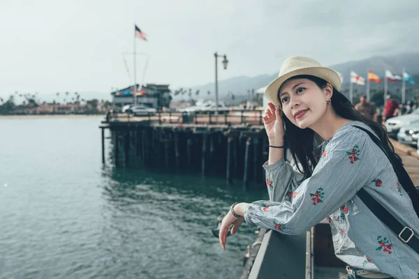 Traveler woman leaning railing on Stearns Wharf — Stock Photo, Image