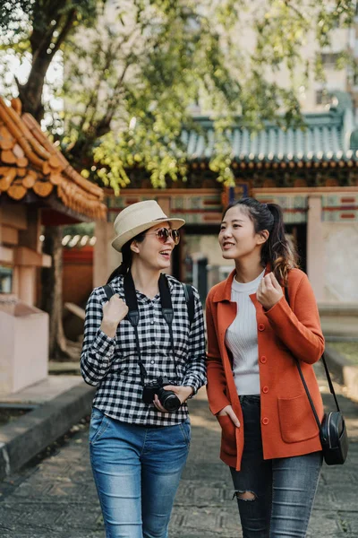 Travelers relax walking in chinese style garden — Stock Photo, Image