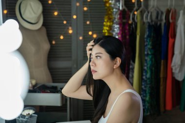 popüler model kulis ışık ayna bakmak