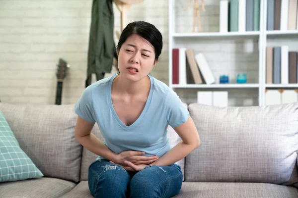 Vrouwelijke huishoudster lijdt aan buikpijn — Stockfoto