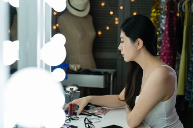 Profesyonel beceri ile makyaj ile Çekici ev sahibi