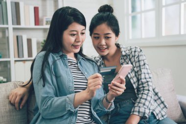 cep telefonu online ödeme kullanarak asyalı kadınlar