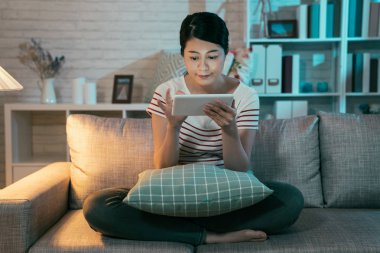 Genç ve zarif anne internetten öğreniyor.