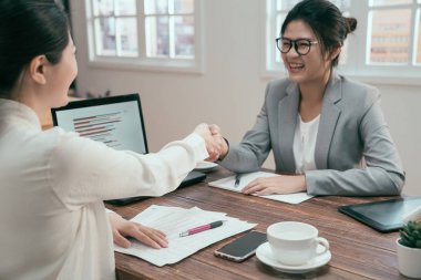 asyalı iş kadınları kafede el sıkışırken