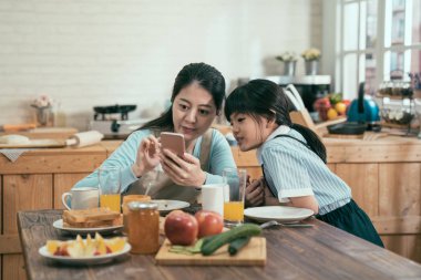 kız ve anne akıllı telefon alışveriş oyuncak online kullanarak