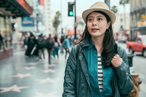 Mulher andando na rua Hollywood em chapéu de palha — Fotografia de Stock