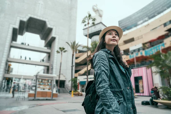 Backpacker nainen matkustaa Hollywood Boulevard — kuvapankkivalokuva