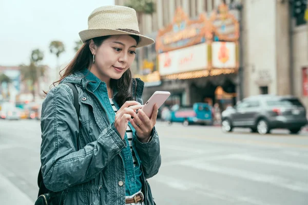 Mensajería mujer en el teléfono inteligente en la calle de la ciudad — Foto de Stock