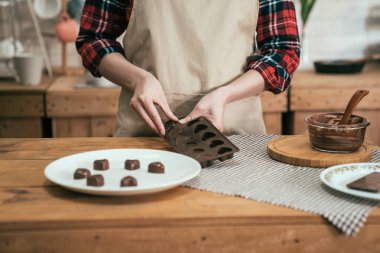kalp kalıbından el yapımı çikolata alarak kadın