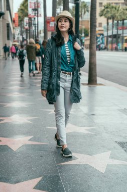 Hollywood şöhret yolunda yürüyen bir kadın.