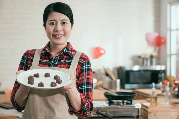 Hembra mostrando caramelos de chocolate hechos a mano — Foto de Stock