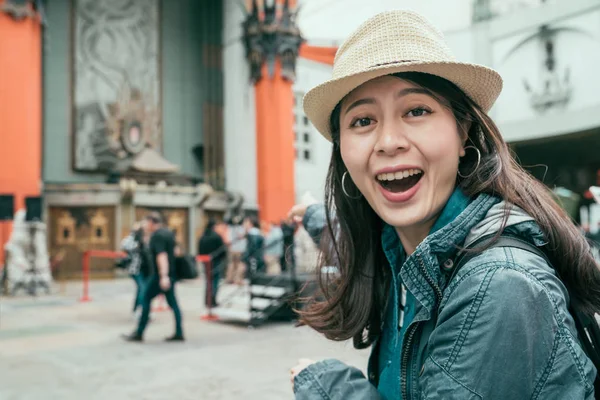 Cheerful tourist showing movie palace hollywood — Stock Photo, Image