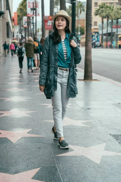 Mujer caminando en hollywood paseo de la fama — Foto de Stock