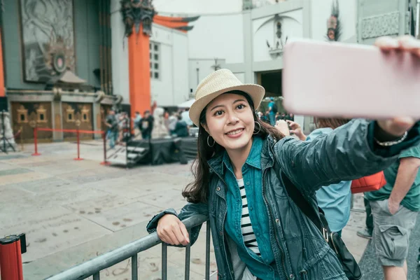 Reisender macht Selfie mit chinesischem Theater hollywood — Stockfoto