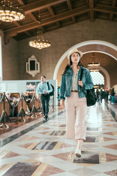 Mujer local caminando en la estación de unión histórica — Foto de Stock