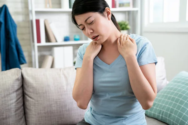 Mujer cuello y hombro dolor y lesión — Foto de Stock