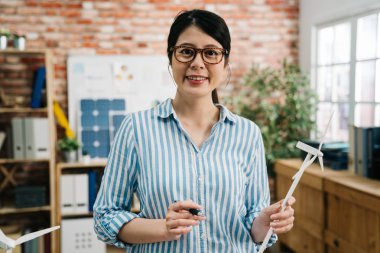 yeşil bina planı üzerinde çalışan başarı mimarı