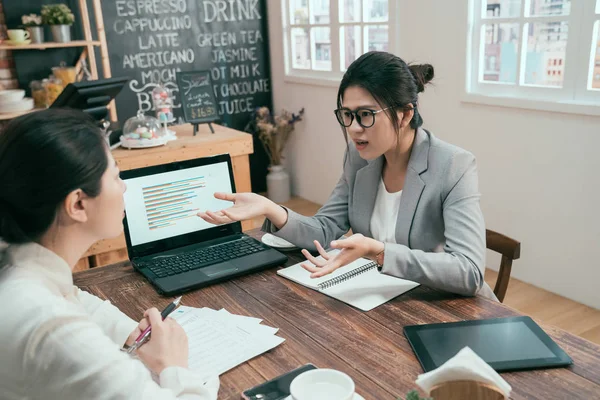 Collega's voor vrouwelijke kantoormedewerkers die in Café ruzie hebben — Stockfoto