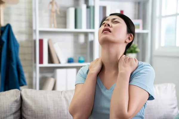 Mujer tiene dolor de cuello estiramiento doloroso cuerpo — Foto de Stock