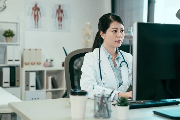 Medico donna che lavora con il personal computer — Foto Stock