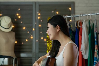 mutlu kız performans için gitar çalmak pratik