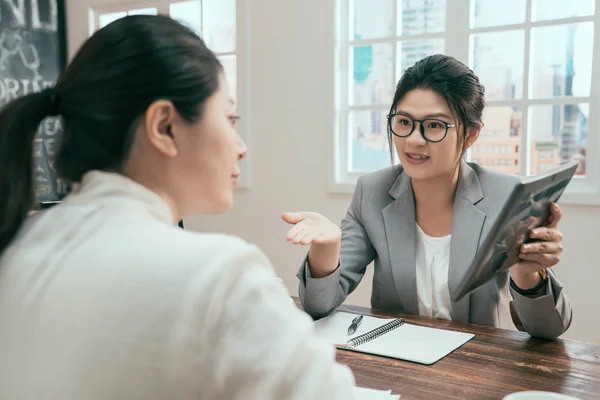 Insurance broker making offer to lady client — Stock Photo, Image