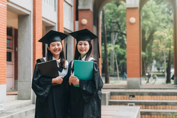 Estudiante desgaste universidad graduación uniforme sonrisa —  Fotos de Stock