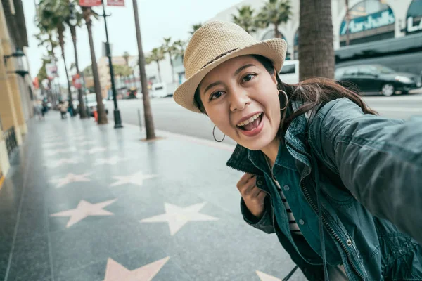 Excited woman making self portrait walk hollywood — Stock Photo, Image