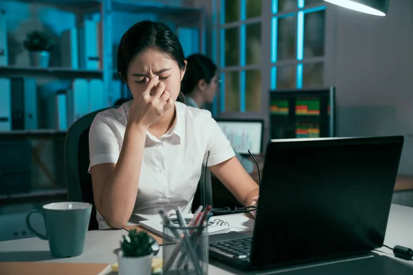 Vrouwelijke werknemer ogen zijn droog en pijn pijnlijk — Stockfoto
